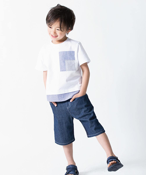 ブルーのストライプが爽やかで夏らしいコーディネート。足元はスポーツサンダルで水遊びもへっちゃら！