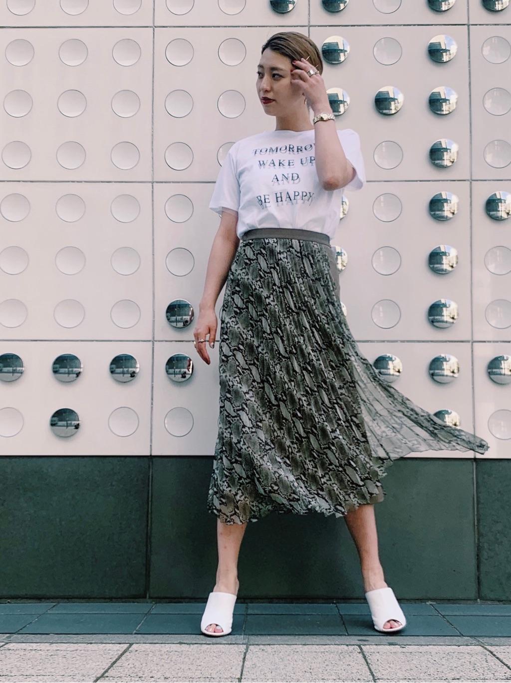 Grace Continentalスタッフのtシャツを使ったレディースファッションコーディネート No