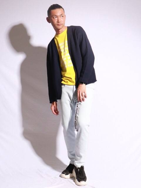 ブリーチカラーのデニムにネイビーのカーディガンを羽織った定番スタイル！
インナーにイエローを加えて春らしい元気な印象に！