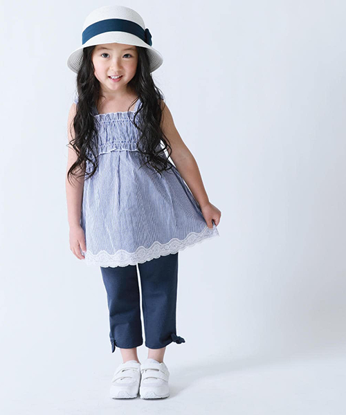 爽やかなストライプチュニックに動きやすくパンツとスニーカーを合わせたお出かけコーディネート♪帽子も被って紫外線対策もバッチリ！