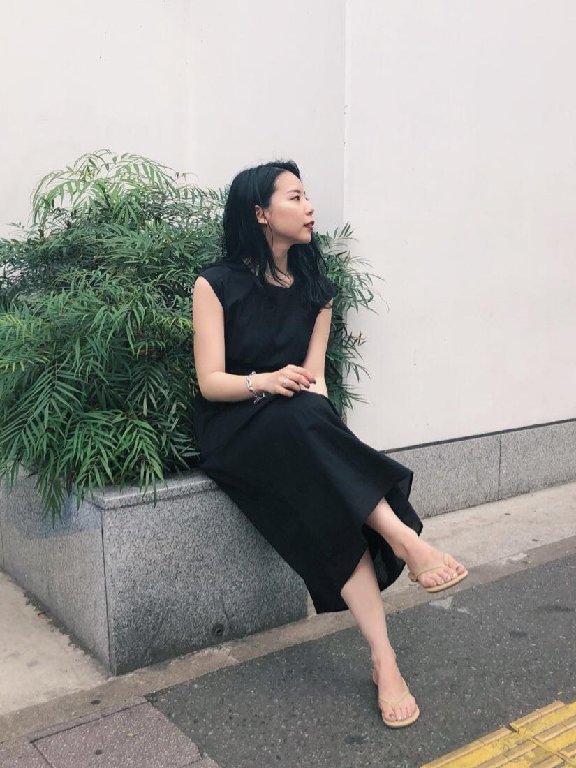 Urban Researchスタッフのワンピースを使ったレディースファッションコーディネート No