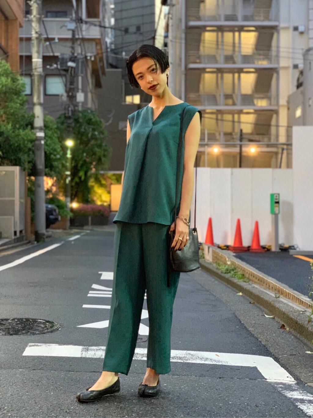 Urban Researchスタッフのシャツ ブラウスを使ったレディースファッションコーディネート No