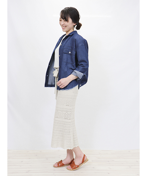 トップス、ボトムスを淡いカラーで合わせ、濃い目のブルゾンを羽織る事で全体を引き締めたスタイリング。