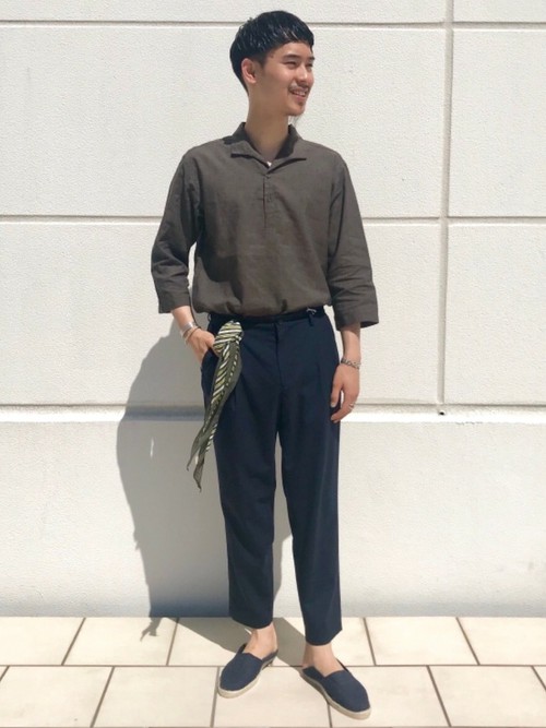 気温が上がってきたこの頃、半袖はまだ、、、という方にオススメのアイテムです！！ リネンのスキッパーシャツは一枚着でコーディネートの主役になり、ラフにもキレイメにも着ることができます。 今回はイタリアのミラノ風でキレイメに着てみました。 着心地は麻特有の生地の硬さも少なくとてもリラックスして着れる一枚です。

モデル：180～184cm