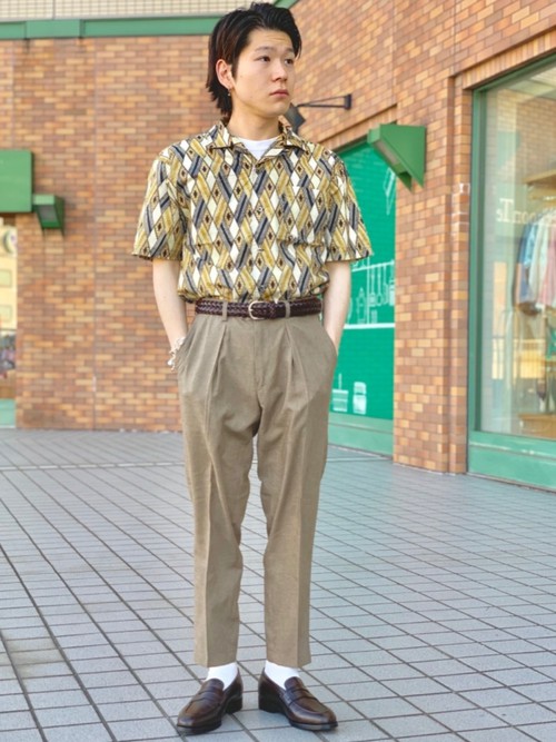 ちょっと渋めのクラシックカジュアルスタイルです！ 存在感があるビンテージな柄シャツでインパクトを出しつつ、ベージュのパンツにインすることで少し大人っぽさのあるコーディネートです！

モデル：160～164cm