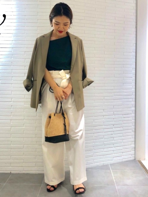 初夏のジャケットスタイルは肩掛けにしてラフな印象に。

モデル：155～159cm