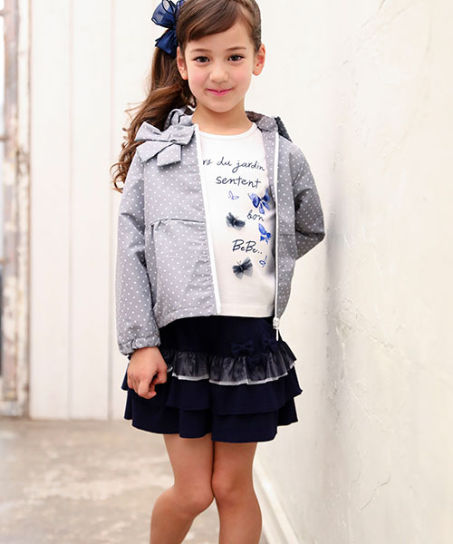 ドット×リボンのデザインがガーリーなナイロンジャケット。
デイリーカジュアルが上品にまとまるアイテムです。
裏地はメッシュになっていて通気性も◎
フードは取り外し可能なので、通園・通学にもおススメです。