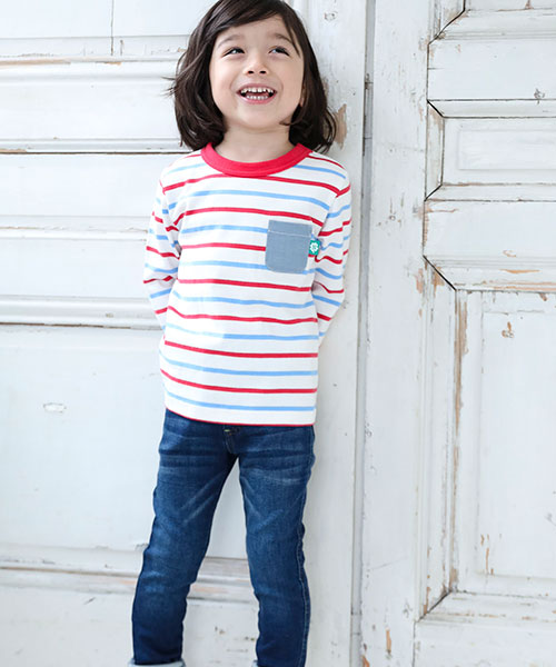 【Noeil aime BeBe (ノイユエイムべべ）】

　マルチボーダーの明るいカラーリングが目を惹く長袖Tシャツに、相性ピッタリのデニムニットパンツを合わせた
コーディネート。Tシャツの胸ポケットはダンガリー素材になっていて、爽やかなアクセントをプラスしてくれます。