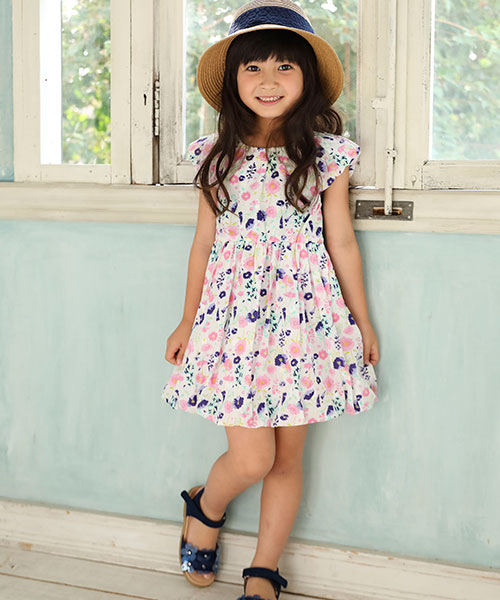 【Noeil aime BeBe(ノイユ エーム べべ)】

子花柄がかわいいワンピースにストローハットを合わせた夏の定番コーデ♪
ワンピースはさりげないくらいの、バルーンラインでかわいらしいシルエットです。
綿１００％で涼しく着て頂けます！