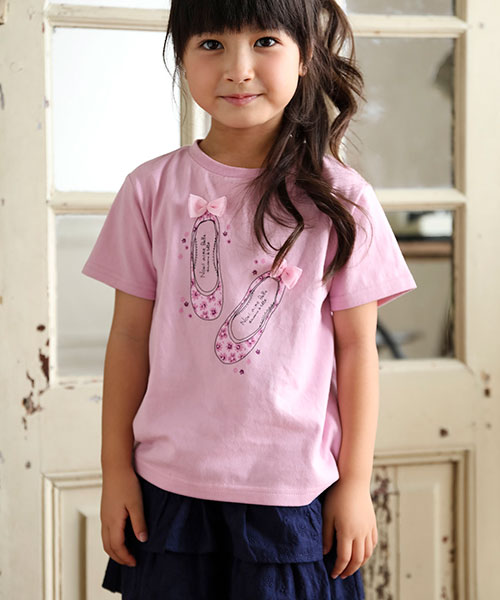 【Noeil aime BeBe (ノイユエームベベ)】

Tシャツにフリルキュロットを合わせた、定番かわいいコーディネート♪
バレエシューズモチーフのプリントは、かかとにリボンがついていてかわいらしいイメージ。
どちらも扱いやすい生地なので、普段使いからお出かけまで楽しめます！