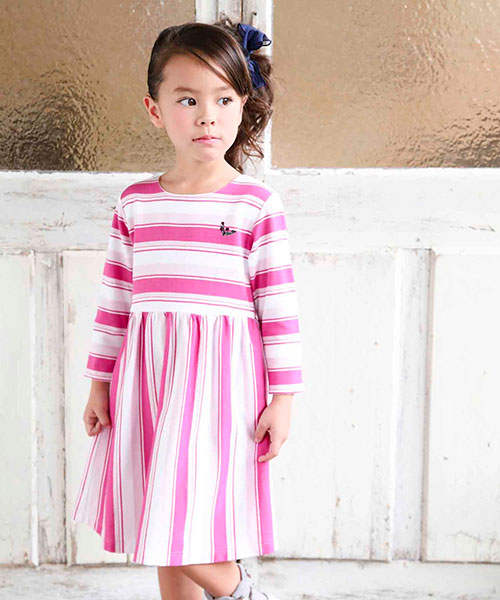 【BeBe(べべ)】

ウエスト位置でボーダーの向きを変え、メリハリを効かせたデザインがかわいいワンピース。
肌触りがよくやわらかい着心地もポイントです。
1枚ですとんと着られてコーディネートが完成する、デイリーの心強い味方です◎


"LOVE MODERN" 少しおませで、生意気なヨーロピアンカジュアルの提案。
時代性･流行性をとらえ、ベーシックでもワンポイントを施した遊び心、楽しさを盛り込んでいます。 
シンプルだけど、こだわりのあるオリジナリティーを重視しています。 
MODEL：109.5cm 16kg/着用サイズ110cm
