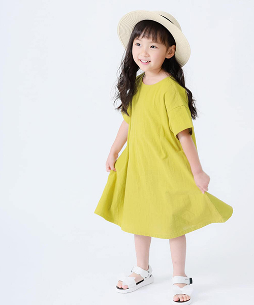 オリーブ色のワンピースが爽やか！帽子もかぶって、夏のお出かけスタイルに…♪