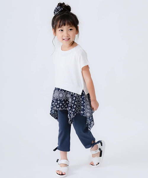 バンダナ柄のチュニックが大人っぽくてとってもオシャレ☆同じ生地のコサージュをお団子につけて♪