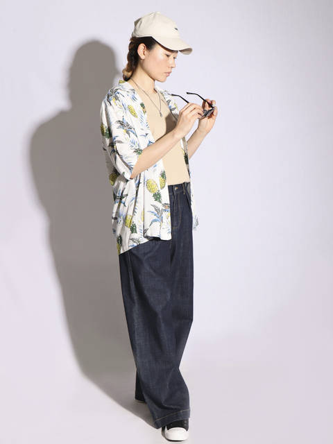 "この夏おすすめ！リゾートカジュアルスタイル☆
淡いカラーのアイテムは濃紺デニムでメリハリを！"
