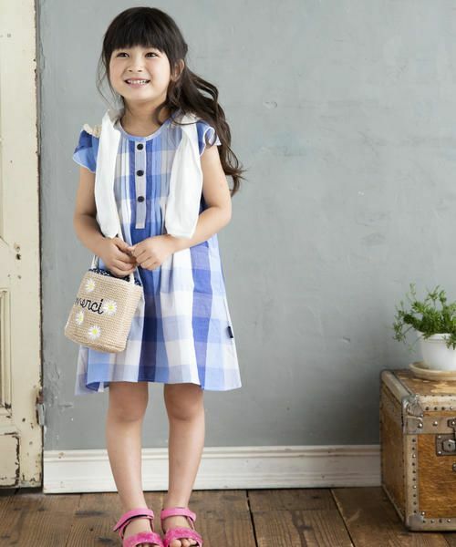 爽やかなカラーリングが清涼感あふれるチェック柄ワンピース。
袖口のフリル使いやＡラインのシルエットが、女の子らしいスタイルに仕上げてくれます。
普段使いにもピッタリな使い勝手の良さも魅力です。
