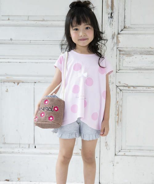 目を引く大きめのドットプリントＴシャツ。
チュールのリボンをまとったウサギのプリントがcute♪
Ａラインのシルエットが女の子らしいおしゃれを演出してくれます。