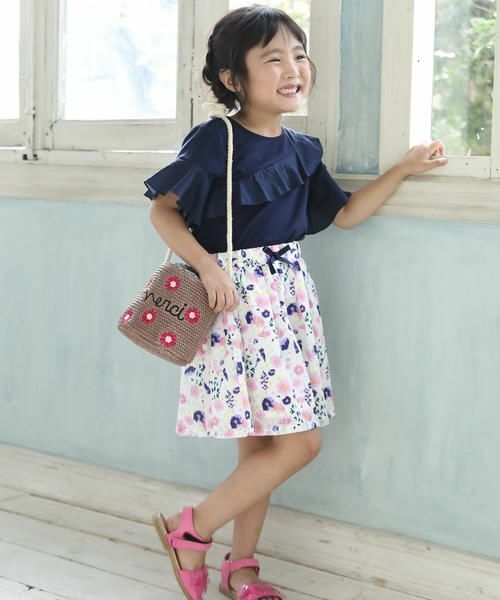 アシンメトリーなフリル使いがおしゃれなＴシャツ。
目を引くデザインでありながら、ワンカラーで仕上げているのでコーディネートしやすいのも嬉しいポイントです。