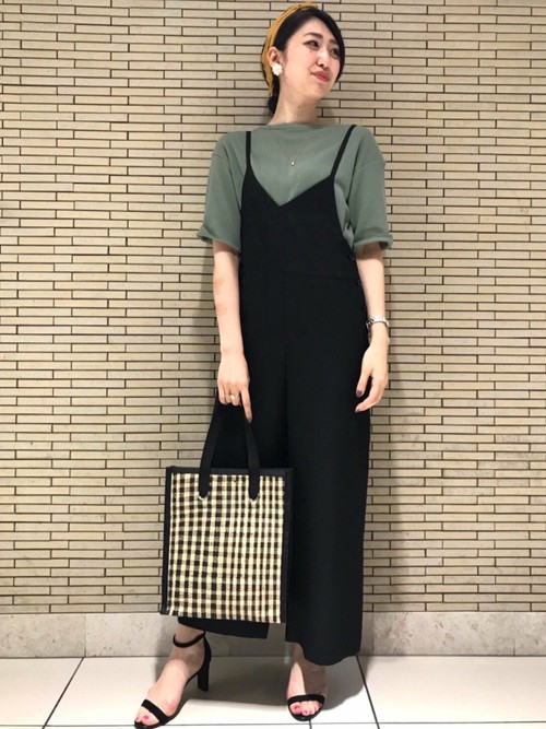 MGHTのサーマルのオリーブ色を活かし、その他は黒でまとめて大人っぽく着こなしました。