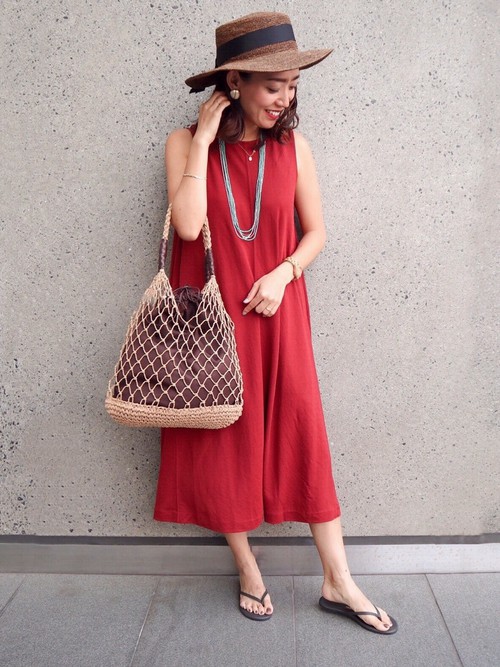 海だけでなく街でも着やすいリゾートコーデにしてみました！シルエットがゆったりなので暑い夏でも着心地抜群のワンピースです。

モデル：160～164cm