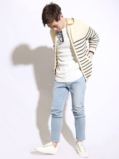 シンプルなＴシャツにはさらっとニットパーカーを羽織ることで上品な雰囲気のサーフコーデの完成です☆
