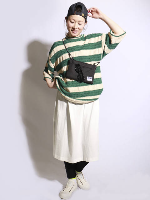 "ロングカットワンピとのレイヤードが新鮮！
トップスにボリュームあるときはスキニーでまとめてメリハリを☆"
