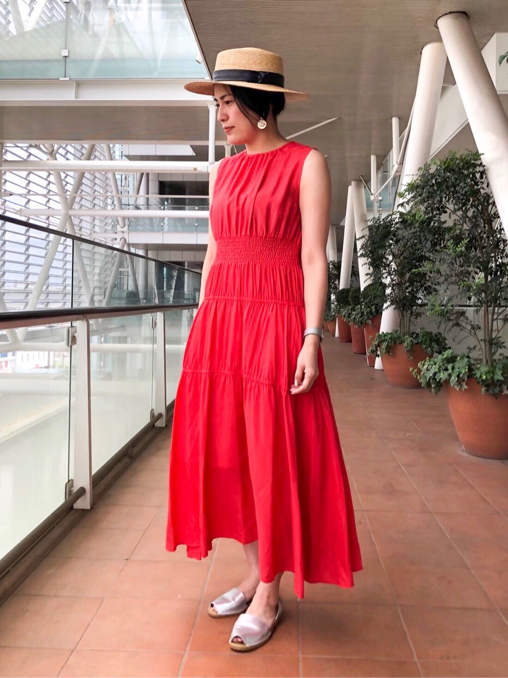 さらりと着るだけでコーディネートが決まるおすすめワンピース!
レーヨンの光沢感が大人ぽく見せてくれます。
ウエストとスカート部分の切り替えがゴム仕様になっていて細かいギャザーが入っています。 
ワンランク上のスタイリングにブラッシュアップしてくれるカンカン帽を合わせて。
(9号サイズ着用)

玉川高島屋ショッピングセンター　　MODEL:H161cm
