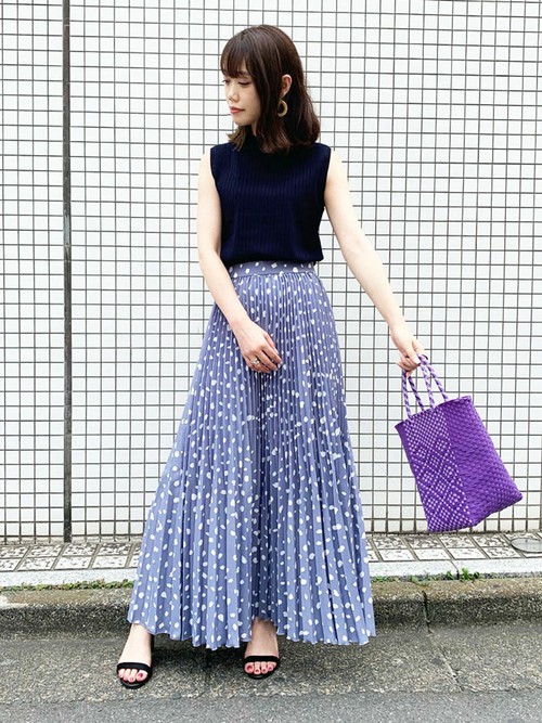 ランダムプリーツスカートは女性らしいシルエットで、カジュアルでもキレイめでも万能に使えます。ゆれたときのシルエットも◎。 

モデル：160～164cm