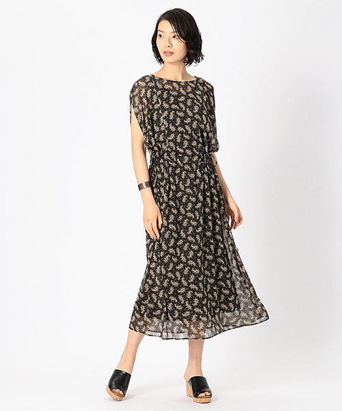 ウエストマークに、二の腕のつくりが特徴的なワンピースは着やせ効果バツグン！ 黒のサンダルとワンピース一枚ですっきり着こなして。