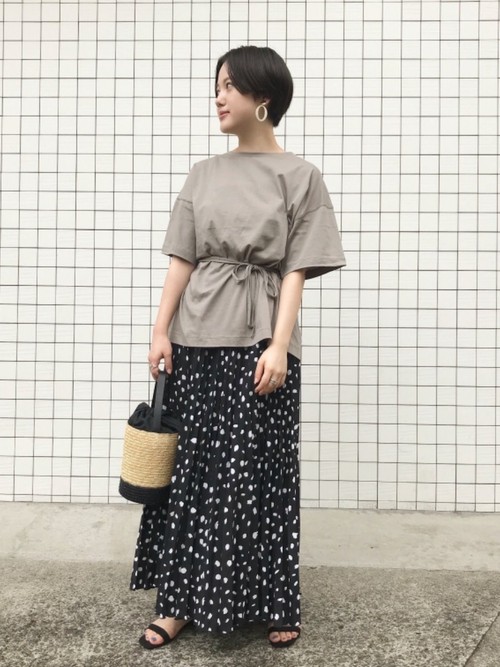 ランダムプリーツスカートが主役のスタイリング。 丈長のシルエットのスカートもトップスのベルトでポイントをつけることでメリハリをつけられます。

モデル：155～159cm