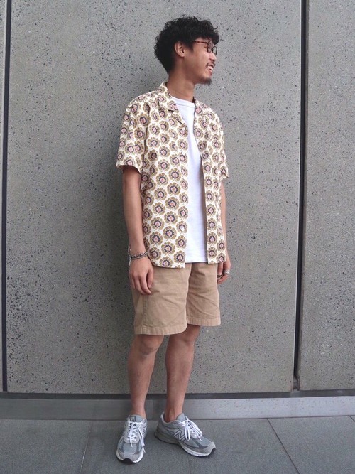 人気の柄シャツを着てみました。 いくつか色の入った柄シャツなので、同じ様な色のパンツでもまとまります。また、ベースがオフホワイトなのでパンツの色は何色でも合いますよ。

モデル：175～179cm