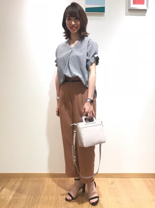 絶妙なシルエットのセミワイドパンツは足をスッキリ見せてくれます。ベルトループの付いていないパンツですが、細めのベルトでウエストマークすると腰周りがキュッと見えておすすめです。

モデル：160～164cm