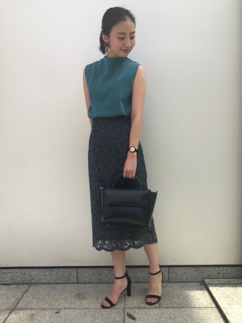 1枚で華やか見えのトップスにくすみカラーのスカートを合わせました。レースのタイトスカートは後ろがゴムになっていてラクに履けます。今から履けて秋冬まで通年使えるオススメアイテムです。

モデル： 155～159cm