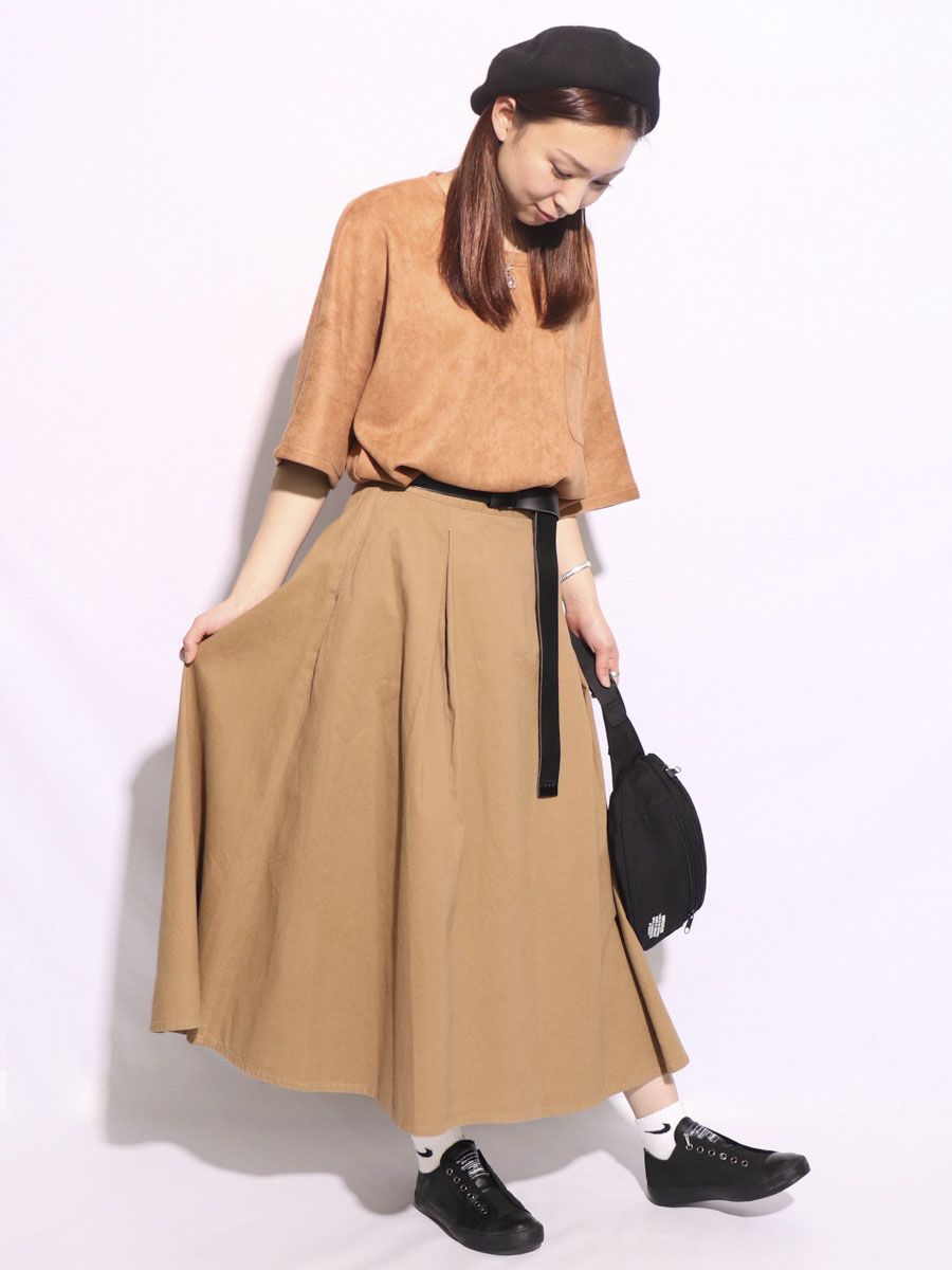 トレンドのアースカラーでセットアップ風コーディネイトに。
スウェード生地で秋を先取り！
