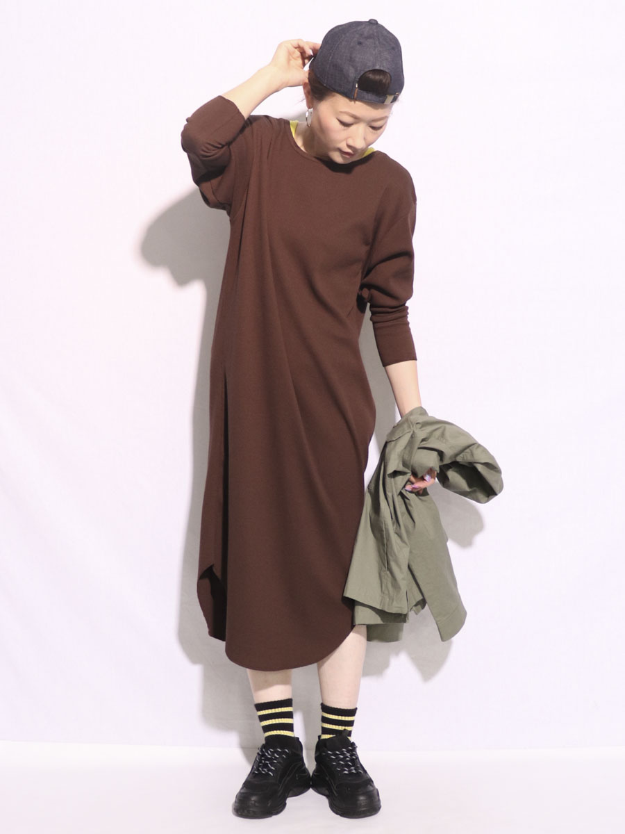 トレンドのワッフルカットワンピは小物はキャップとボリュームスニーカーと合わせてスポーティーな着こなしに！
