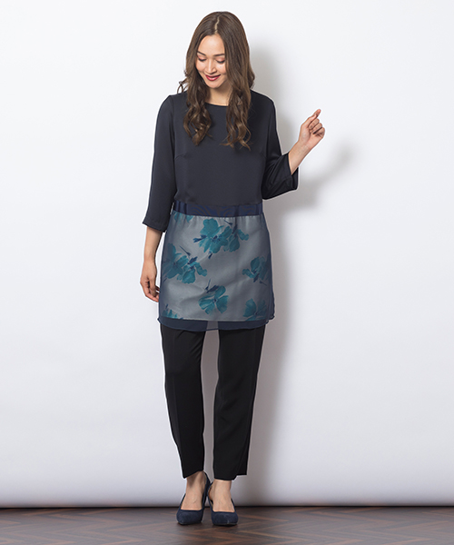 ◆大きいサイズ/Ｌ・ＬＬ◆
シフォンから透けるフラワープリントが印象的なチュニック
スッキリ細身のキレイメパンツを合わせて、お食事会へ♪
[モデル身長：173センチ] 