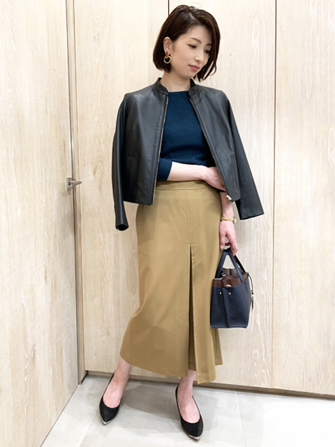 本日は、新作のスカート見えパンツで
秋の上品コーデをご紹介いたします。

伸縮性のある素材で履き心地がとっても楽です。
体のラインも拾わずやせ見え効果◎
 
品の良いデザインなので、
ON・OFF選ばず着回しも抜群です!
 
秋のイメージにピッタリなスカート見えパンツ、
是非皆様もお試しください。