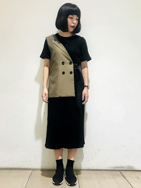 スポーティなスニーカーはニット素材!

ソール部分はホワイトのカジュアル見えで、
デイリー使いにぴったりなアイテムです。