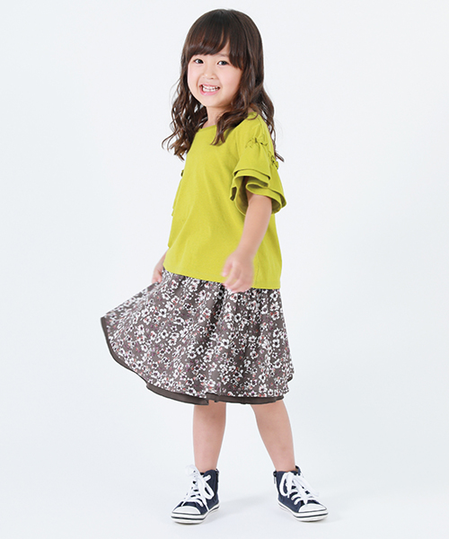 ビビットなオリーブカラーのトップスが目を惹くコーディネート。リバーシブルの秋らしいブラウンの花柄スカートで少しお姉さんらしい印象に。