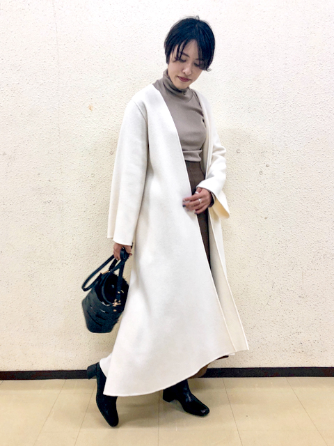本日は美シルエットを叶えてくれるアウターを取り入れたコーディネート！
とても柔らかいペスカラムというウールを使っていて、暖かく、着心地も抜群◎
オーバーサイズですがAラインとすっきりとしたノーカラーが女性らしさを叶えてくれます◎
インナーにタートルネックを合わせてあげると素敵なスタイリングに。