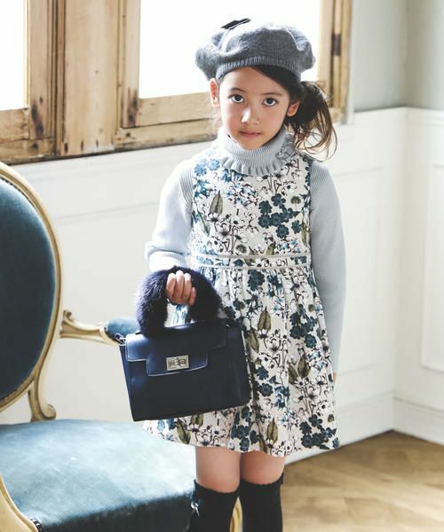 シーズンムード漂うシャツコール生地で仕立てたワンピース。
大人びた印象のフラワープリントが上品なスタイルを演出してくれる1枚です。