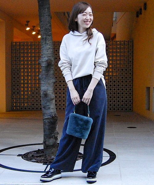 人気の裏毛パーカーを旬なワイドパンツと合わせた、リラックススタイル。トップスのパーカーは、ベーシックカラーのベージュをチョイス。ワイドパンツでもジョグパンにより近いデザインを合わせるのがポイント。リラックスした中にもきちんと感を匂わすコーディネート。