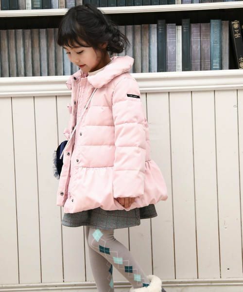 なめらかで肌触りの良い、独特の起毛感が特徴のピーチ起毛素材で仕立てたタフタコート。
丸みのあるエリや、ふんわりとしたバルーンシルエットの裾がcuteなデザイン。
フロントにはリボンをあしらい、女の子らしいディティールにこだわりました。
ワンカラーで仕上げているので、着回ししやすいのも嬉しいポイント。
カジュアルからキレイめスタイルまで、幅広くマッチするアイテムです。