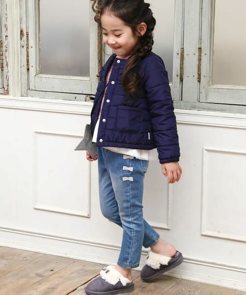 サイドリボンがとってもcuteなジョグデニムパンツ。
カジュアルスタイル定番のアイテムに、ガーリーなエッセンスをプラスしたおススメの1本です。
伸縮性のあるやわらかい素材を使用しているので、元気いっぱいのお子様の動きを快適にサポート。
程よい色落ち加工も、コーディネートをこなれた印象に仕上げてくれるポイントです。