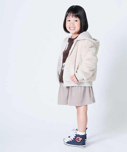 もこもこのブルゾンが見た目にもあったか！フードは取りはずし可能なので、デイリー使いにもピッタリ。女の子らしい、ふんわりシルエットのボトムはキュロットなので、元気な女の子にも安心ですよ。