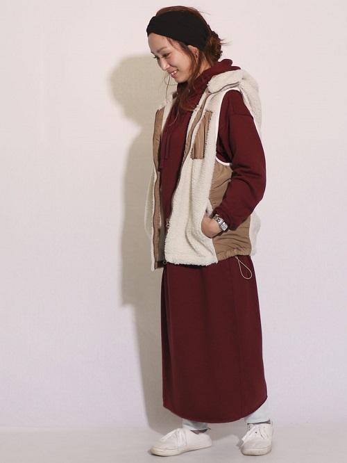 毛足が長いボアで、肌触りも良く、雰囲気のあるボアベスト。

バックスリットが可愛い、裏毛ワンピースとの組み合わせがおススメ。
フードのアイテムをレイヤードすれば、
簡単にスポーティーカジュアルが楽しめます。

ベージュとボルドーの組み合わせが、
この秋新鮮な着こなしに。