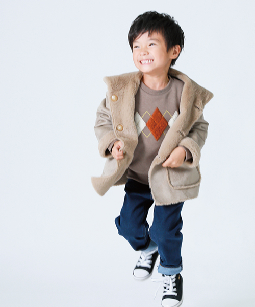 軽い仕立てのフェイクムートンのアウターは、嬉しいリバーシブル仕様。全体のコーディネートはカジュアルながらも、アウターがどこか上品な印象にしてくれます。アーガイル柄のトレーナーはキャメル色をチョイスして、季節感を感じるコーデに♪