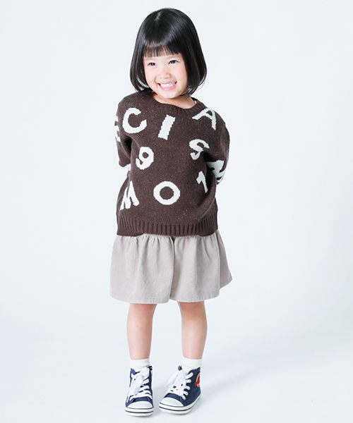 "comme ca ism"のロゴがちりばめられたデザインのニットは落ち着いたブラウンをチョイスして、お姉さんらしい印象♪ふんわりしたシルエットのボトムは、安心できるキュロット。カジュアルだけれど、女の子らしさも忘れずに。