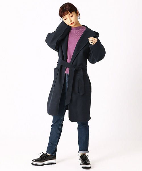 ゆったりとしたワイドなシルエットと、脇の重なったスリットがポイント。深みのあるパープル色のニットを合わせてコーデにポイントを。ボトムは定番のデニムでカジュアルに。