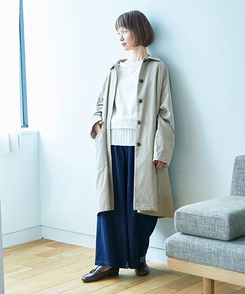 オーバーサイズのロングコートは、ワイドパンツと合わせて今年風のシルエットに。足元のローファーから肌見せすることで、コーディネートにぬけ感をプラス。