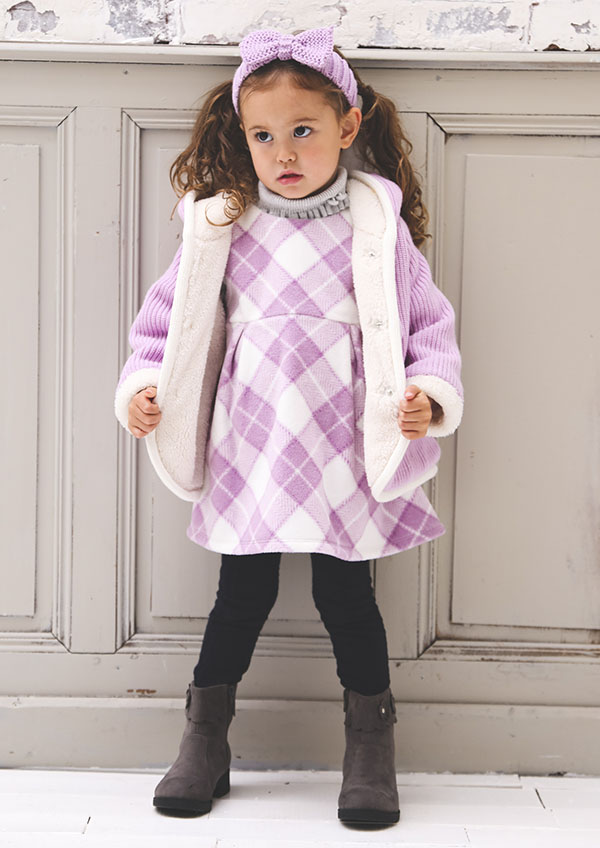 ニット素材で仕立てたあたたかみのあるコート。
フロントのボンテンがお子様らしいcuteなアクセント。
やわらかく動きやすいので、小さなお子様にぴったりの着心地です。
裏地にはボアを使用しているので保温性に優れ、とってもあたたか◎
フード裏や袖口からボアがのぞくデザインが、シーズンムードを盛り上げてくれるアイテムです。
軽くてあたたかいフリース素材のチェックのワンピースを合わせて、
寒い季節のお出かけにぴったりのコーディネートの完成です。

【BeBe(べべ)】
"LOVE MODERN" 少しおませで、生意気なヨーロピアンカジュアルの提案。
時代性･流行性をとらえ、ベーシックでもワンポイントを施した遊び心、楽しさを盛り込んでいます。 
シンプルだけど、こだわりのあるオリジナリティーを重視しています
